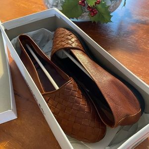 Women’s Vintage Aerosole woven leather flats. New in Box